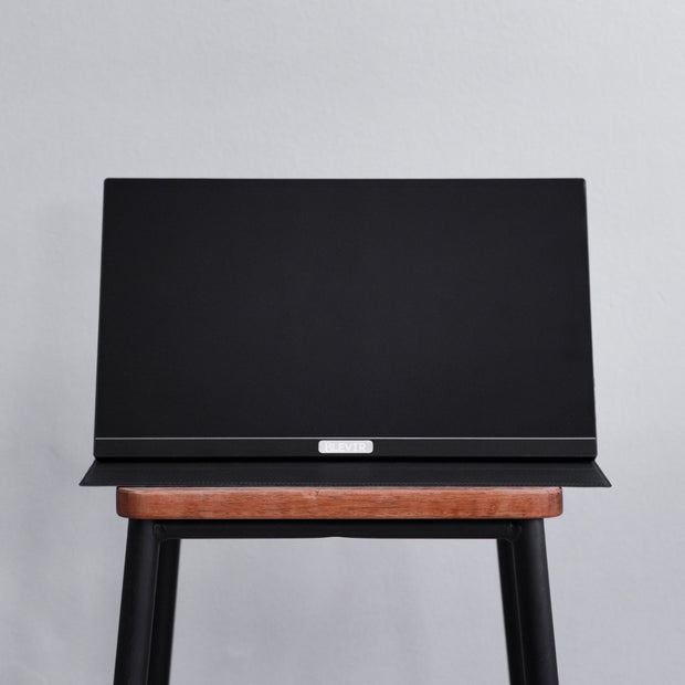 Monitor Portátil Touchscreen, 4K (HiDPI), 15.6 Pol,  Capa em Fibra de carbono. B-Touch Pro